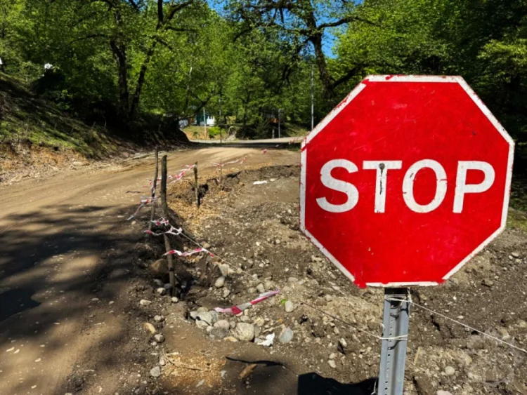 Lənkəranda torpaq sürüşməsi baş verib FOTO