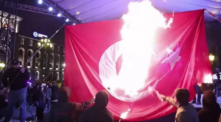 İrəvanda daşnaklar Türkiyə bayrağını yandırdı