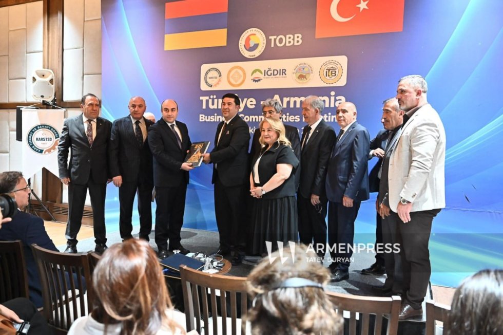 Qarsda Ermənistan və Türkiyə iş adamları görüşüb FOTO